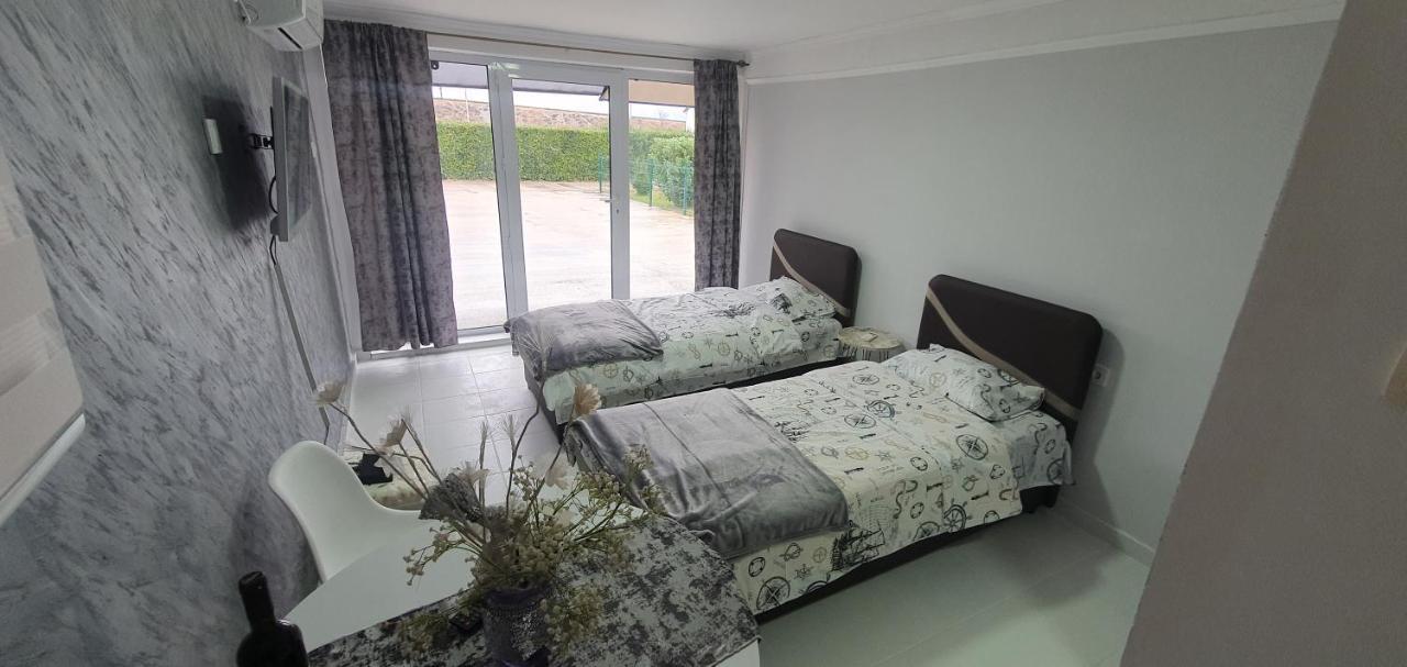Cozzy Apartment Near The Aiport Podgorica Exterior foto